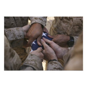 Marinesoldaten falten eine amerikanische Flagge Fotodruck