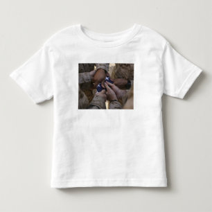 Marinesoldaten falten eine amerikanische Flagge Kleinkind T-shirt