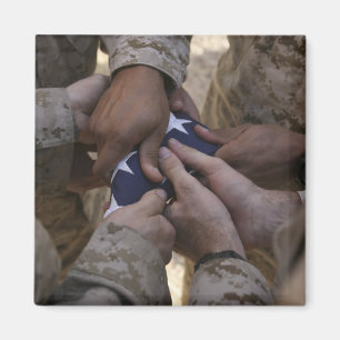 Marinesoldaten falten eine amerikanische Flagge Magnet