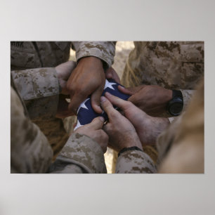 Marinesoldaten falten eine amerikanische Flagge Poster