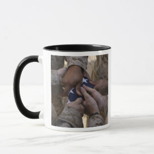 Marinesoldaten falten eine amerikanische Flagge Tasse