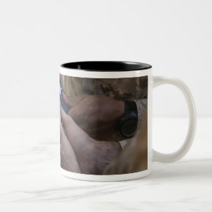 Marinesoldaten falten eine amerikanische Flagge Zweifarbige Tasse