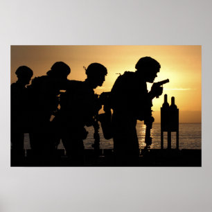 Marinesoldaten feuern 9mm Pistolen ab Poster