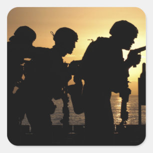 Marinesoldaten feuern 9mm Pistolen ab Quadratischer Aufkleber