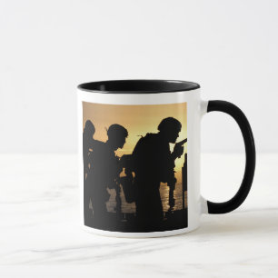 Marinesoldaten feuern 9mm Pistolen ab Tasse