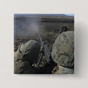 Marinesoldaten feuern ein Kaliber-Maschinengewehr Button