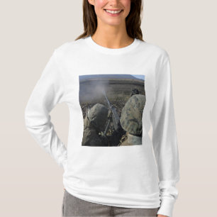 Marinesoldaten feuern ein Kaliber-Maschinengewehr T-Shirt