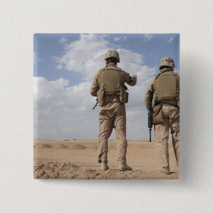 Marinesoldaten scannen den Horizont auf Button
