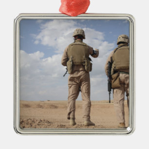 Marinesoldaten scannen den Horizont auf Ornament Aus Metall