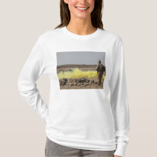 Marinesoldaten stellen Sicherheit zur Verfügung T-Shirt