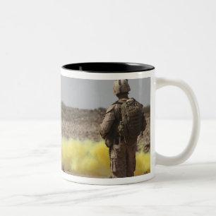 Marinesoldaten stellen Sicherheit zur Verfügung Zweifarbige Tasse
