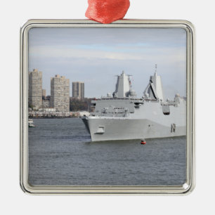 Marinesoldaten und Seeleute bemannen die Schienen Silbernes Ornament
