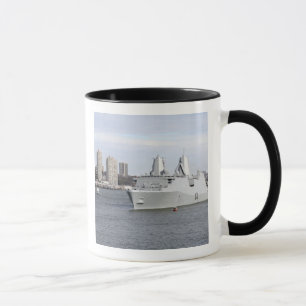 Marinesoldaten und Seeleute bemannen die Schienen Tasse