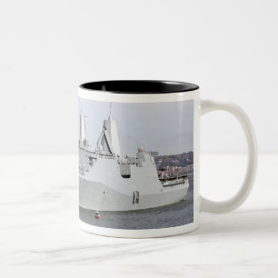 Marinesoldaten und Seeleute bemannen die Schienen Zweifarbige Tasse