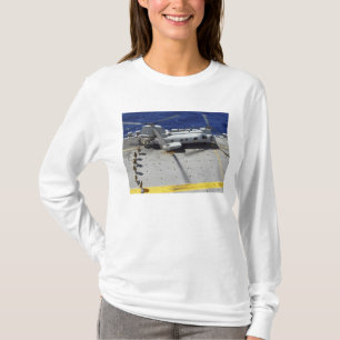 Marinesoldaten verschalen einen CH-46E T-Shirt