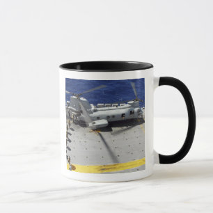 Marinesoldaten verschalen einen CH-46E Tasse