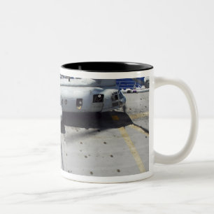 Marinesoldaten verschalen einen CH-46E Zweifarbige Tasse