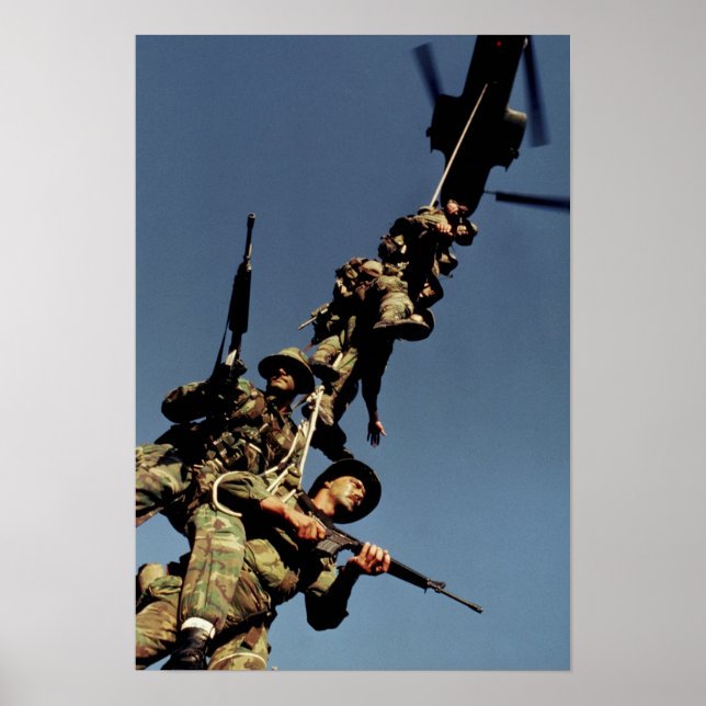Mariniert auf einem SPIE RIG. Ein Seilgerät, das Poster (Vorne)