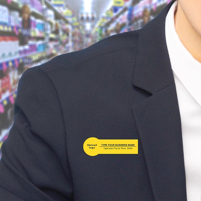 Markenbezeichnung auf gelbem Abzeichen Namensschild (Build brand name awareness. Your business brand on yellow badge shape name tag.)