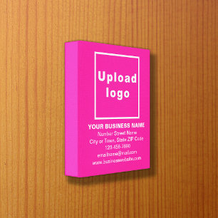 Markenbezeichnung auf rosa Leinwand