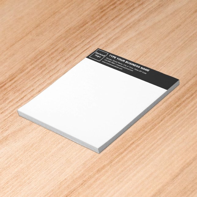 Markenbezeichnung für schwarze Unternehmen bei der Notizblock (Build brand name awareness. Your business brand on black heading of small notepad.)
