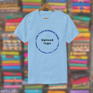 Markenbezeichnung im runden Muster Text auf hellbl T-Shirt