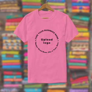 Markenbezeichnung im runden Muster Text auf Rosa T-Shirt