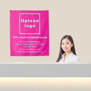 Markenbezeichnungen auf rosa Tapisserie Wandteppich