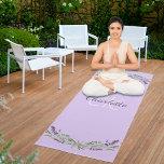 Markierungen für Violettfloralen von Lavendel Yogamatte<br><div class="desc">Violettboden,  mit Lavendelblumen und Eukalyptusgrün dekoriert. Personalisieren und fügen Sie einen Namen und Monogramm-Initialen hinzu. Der Name ist mit einem modernen handgeschriebenen Stilskript geschrieben. Zurück: kein Design</div>