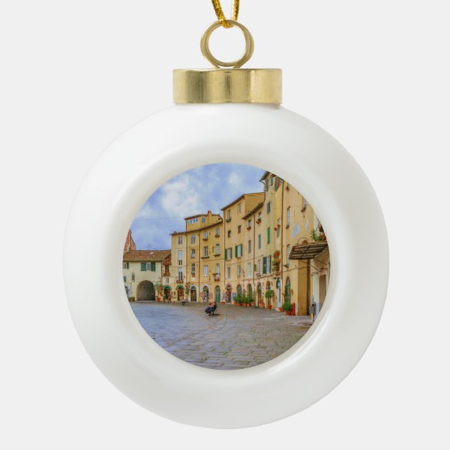 Marktplatz Anfiteatro, Lucca-Stadt, Italien Keramik Kugel-Ornament (Vorderseite)