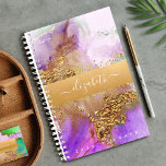 Marmor Aquarellgold lila-grünes Drehbuch Planer<br><div class="desc">Ein funkelnd, Imitat goldenes Band mit dem Schrifttypografiennamen überlagert einen reichen, goldfarbenen, lila, rosa, aqua und grünen Aquarellhintergrund auf diesem schicken, eleganten, trendigen individuelle Name-Jahresplaner. Personalisieren Sie mit Ihrem ersten. Dieser Planer ist in zwei Größen erhältlich: klein (5.5"x8.5") und mittel (8.5"x11"). Macht jedes Mal, wenn ihr es benutzt, eine lustige...</div>