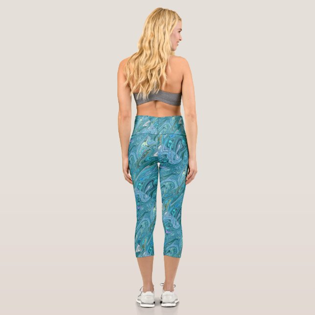 Marmorierte Blues Abstrakt Hochwaldkraut Capri Leggings (Rückseite)