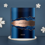 Marmorname 2024: Navy Blue Rose Planer<br><div class="desc">Die goldenen Imitate aus blauem Rose sind aus Metall und agat,  der Marmorsteindruck als Hintergrund. Personalisieren Sie Ihren Namen und fügen Sie ihn hinzu. Der Name ist mit einem modernen handgeschriebenen Stilskript geschrieben.</div>