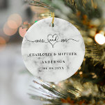 Marmorweiße Namen mehr elegante Neuzugänge Keramik Ornament<br><div class="desc">Dekoriert mit mehr mrs mit einem Herz. Ein eleganter weißer,  schwarzer Marmorboden. Personalisieren und fügen Sie Ihre Namen und Ihr Hochzeitstermin. Schwarzer Text.</div>