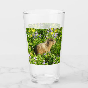 Marmot in den Wildblumen des Berges Rainier Glas