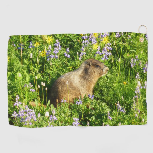Marmot in den Wildblumen des Berges Rainier Golfhandtuch (Horizontal)