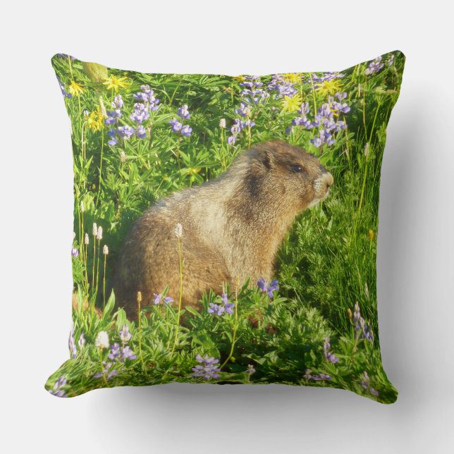 Marmot in den Wildblumen des Berges Rainier Kissen (Vorderseite)