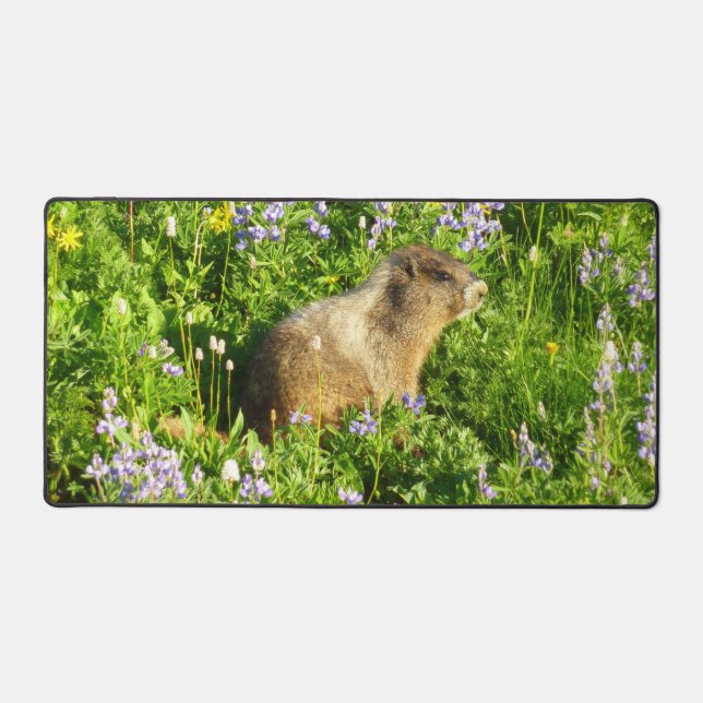 Marmot in den Wildblumen des Berges Rainier Schreibtischunterlage (Vorderseite)