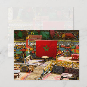Marokkanische Flagge und farbenfrohe Außenbar, Rei Postkarte