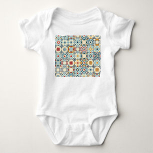 marokkanische Fliesen, buntes, nahtloses Muster. Baby Strampler