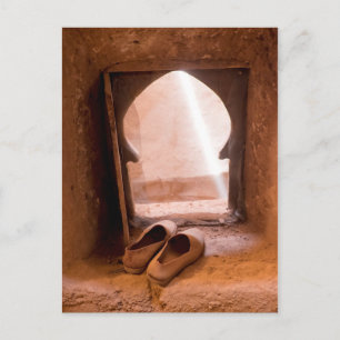 Marokkanische Schuhe am Fenster Postkarte