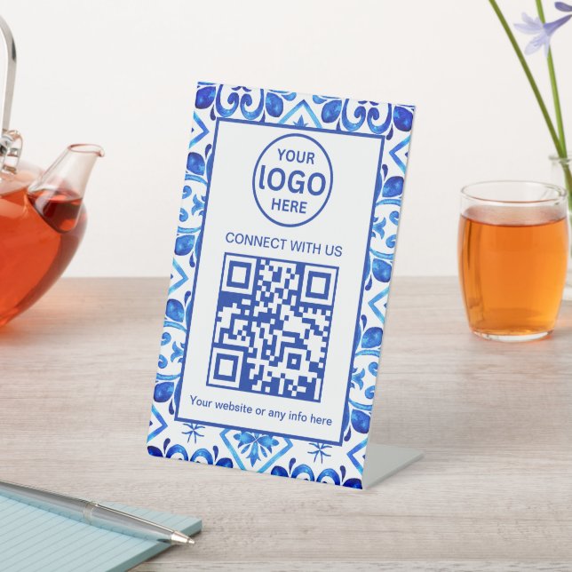 marokkanisches Tile-Muster-Firmenlogo und QR-Code Sockelschild (In SItu)