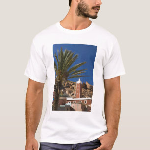 MAROKKO, Anti-Atlas, Gebiet TAFRAOUTE: ADAI, Rot T-Shirt