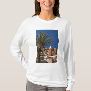 MAROKKO, Anti-Atlas, Gebiet TAFRAOUTE: ADAI, Rot T-Shirt