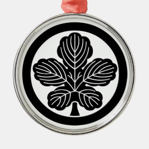 Maronoki-Blatt im Kreis Ornament Aus Metall