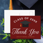 Maroon Abschluss Personalisiert Graduate Vielen Da Postkarte<br><div class="desc">Ein schicker,  individueller Senior Abschluss dankt Ihnen die Boron Postcard in bordeauxrot für eine High School,  Uni oder Uni aus der Klasse von 2025. Passen Sie Ihren Namen unter der schönen Kalligrafie in Goldtext für eine großartige personalisierte Graduiertenkarte an.</div>