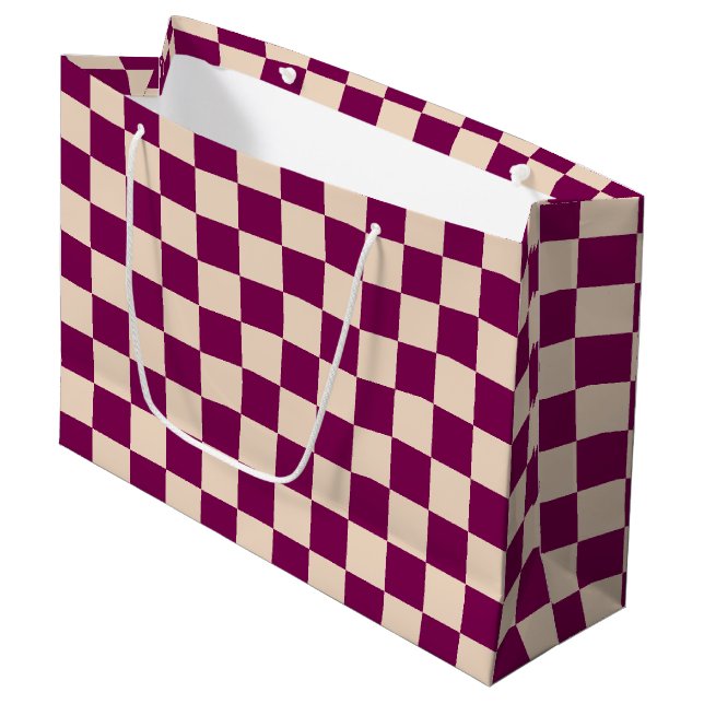 Maroon and beige checkerboard pattern große geschenktüte (Vorderseite Schrägansicht)