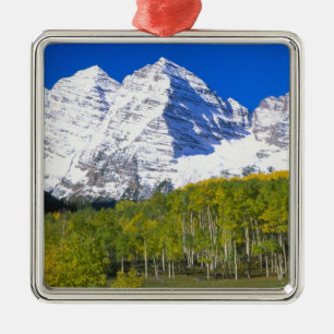 Maroon Bells mit Herbst-Espenwald. Silbernes Ornament
