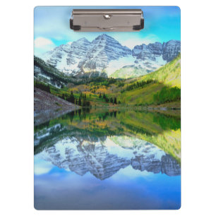 Maroon Bells spiegeln sich im Maroon Lake Klemmbrett