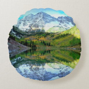 Maroon Bells spiegeln sich im Maroon Lake Rundes Kissen